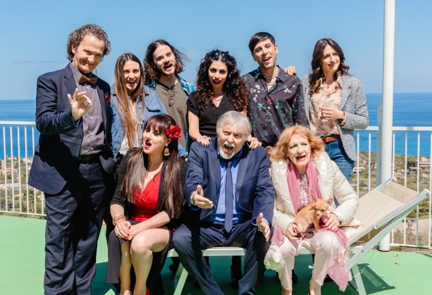 Due famiglie un funerale cast