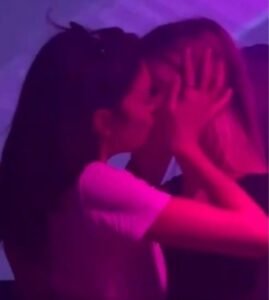 Elodie e Franceska bacio ph press.jpg