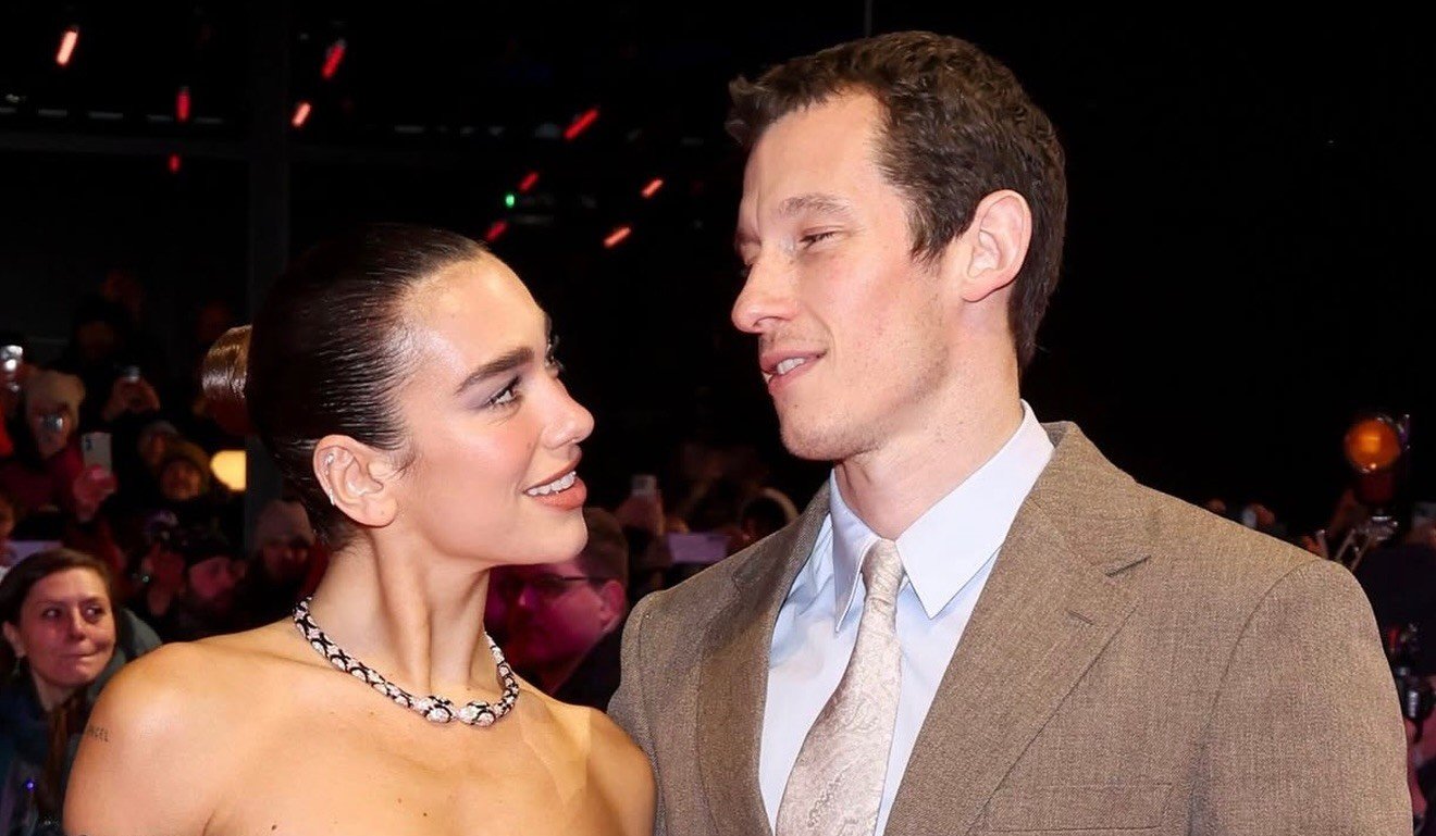 Dua Lipa e Callum Turner ph ig
