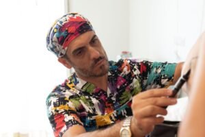 Il Dott. Carmine Mele durante la valutazione e la pianificazione personalizzata dell’intervento.
