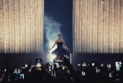 Celine Dion sul palco Parigi ph IG
