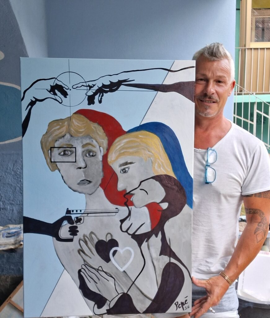 Marco Angelo Pepè con una sua opera.