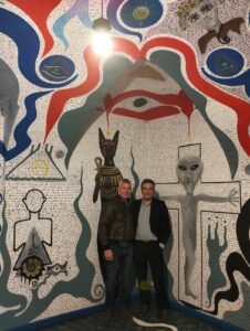 Marco Angelo Pepè davanti a un’opera di Arte Aliena.