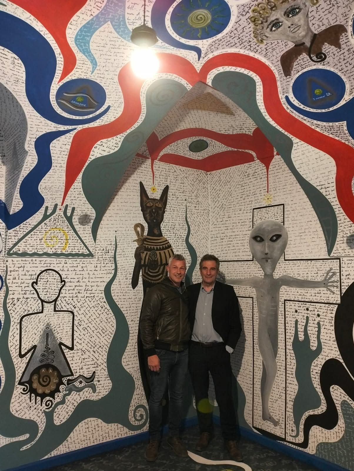 Marco Angelo Pepè davanti a un’opera di Arte Aliena.